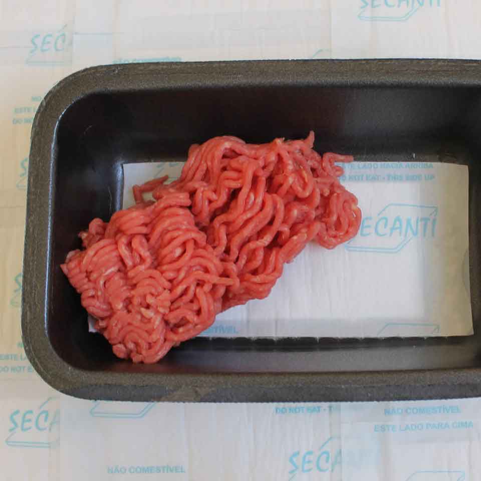 Absorbent Food Pad - Secanti - 50mL - Aspecto em embalagem preta com carne moída.
